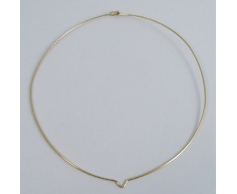 A neck ring, stamped '375', internal diameter 12.4cm, 5g gross