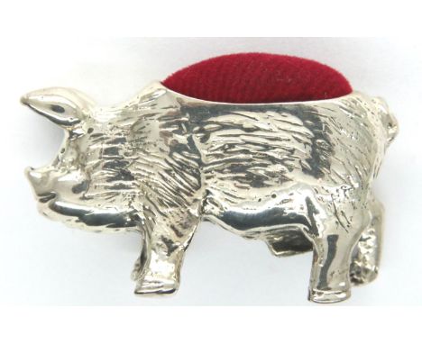 925 silver pig pin cushion, L: 40 mm. P&amp;P Group 1 (£14+VAT for the first lot and £1+VAT for subsequent lots) 