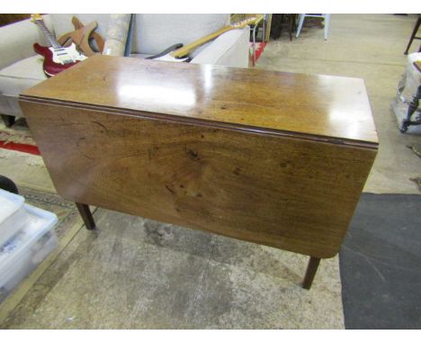 An oak drop leaf gate leg table&nbsp; (the legs are screwed on so you cannot extend this table) 118c,L x 50cmW