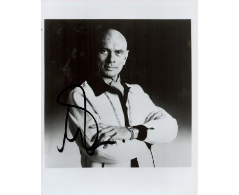Yul Brynner signed 10x8 black and white photo. Yuliy Borisovich Briner ( The King and I, for which he won two Tony Awards, an