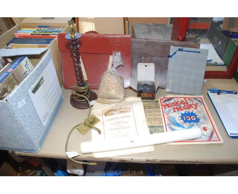 A lamp base, a nylon roller, music boats and two music bags. 