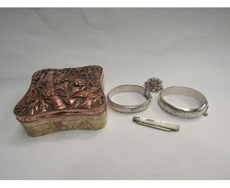 A vintage Oriental trinket box, H 5cm, W 11.5cm, D 11.5cm, containing two oval hallmarked silver engraved bangles, a hallmark