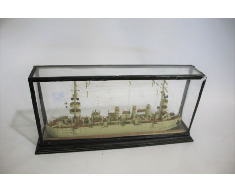 MODEL OF A WW1 GERMAN GUNSHIP - SMS MAINZ a painted model of the German Gunship SMS Mainz, in a 4 sided glass case. Model 42c