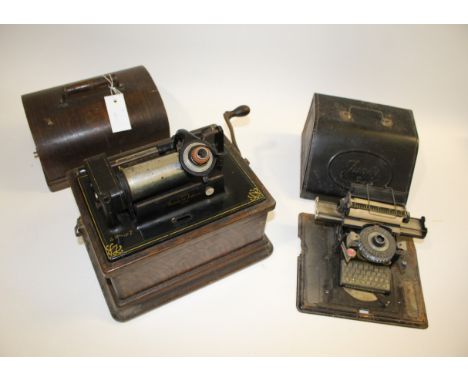 EDISON PHONOGRAPH an oak cased Edison Fireside Phonograph, Serial Number 24415 and with a winding handle. Also with a cased G