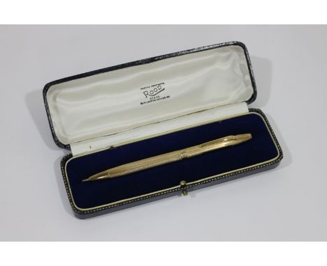 9CT GOLD PEN a 9ct gold pen with engine turned decoration, in a fitted box and marked for Rood, Diamond Merchants, Burlington