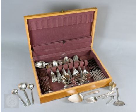 A vintage set of US Sterling flatware and cutlery, Towle Silversmiths (Newburyport, Mass.) and others, comprising seven each 