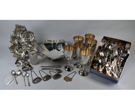 Various oddments of silver including napkin rings, decanter labels, sovereign case and teaspoons, 7oz of weighable silver, to