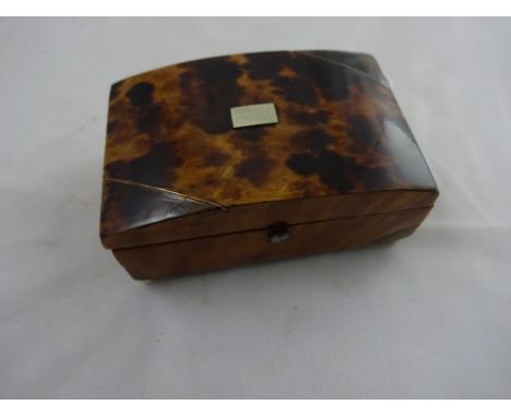 A Georgian tortoishell snuff box 
