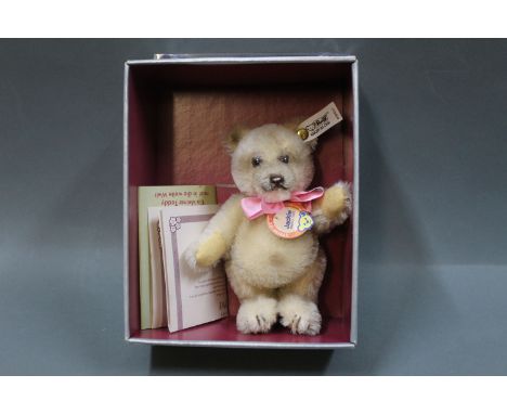 A 1989/90 Steiff (limited edition of 1200) "Jackie" bear, with original box 