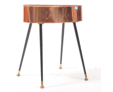 British Modern Design - A vintage mid 20th century raised copper planter. The planter raised on a set of ebonised dansette st
