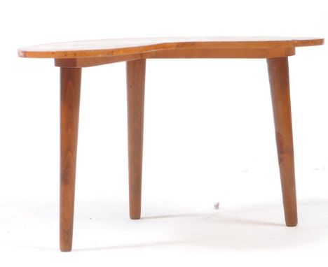 A vintage mid 20th century walnut veneer kidney side / occasional coffee table. The table raised on rounded tapered supports 