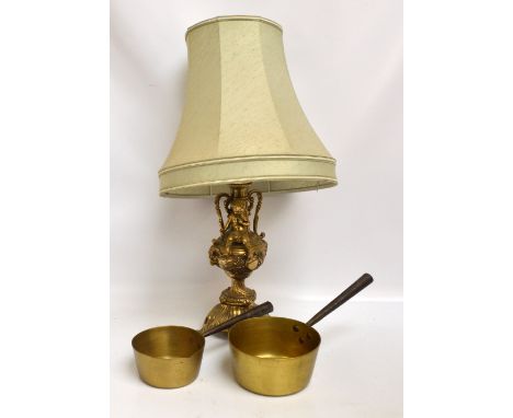 A decorative brass cherubic set table lamp and a pair of graduated brass pans (3).