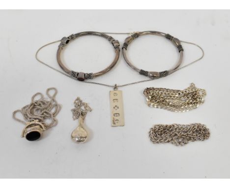 Various items of silver jewellery, to include necklaces, Jubilee ingot pendant, flask-style pendant, swivel seal pendant and 