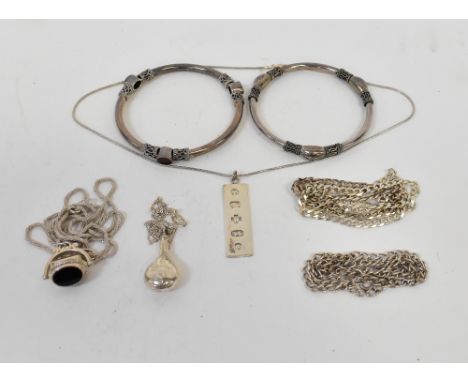 Various items of silver jewellery, to include necklaces, Jubilee ingot pendant, flask-style pendant, swivel seal pendant and 