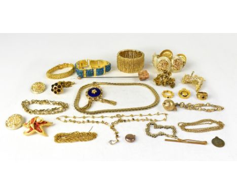 Various items of gold plated jewellery, to include fashion rings, brooch, bracelet and earring set, naturalistic floral brooc
