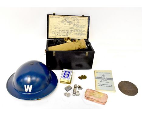A cased Admiralty PATT 378A Lantern Signalling Hether-Type Renfrew Electric and Refrigerated Company Ltd, 1944, a pack of pla