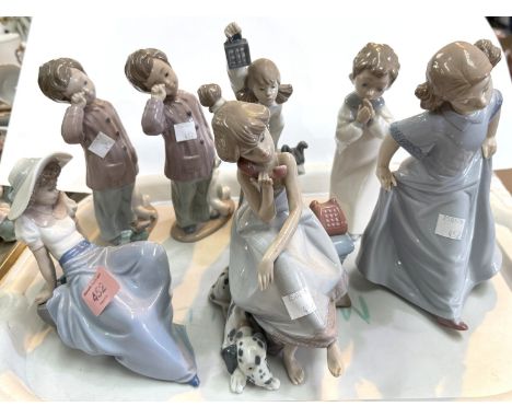 7 Nao figures of children