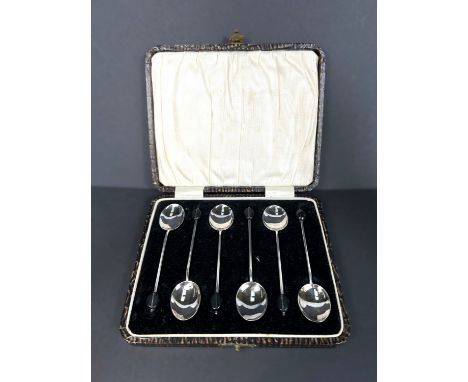 A cased set of 6 hallmarked bean knop coffee spoons, Birmingham 1928 1.2oz; a silver plated sauce boat and ladle.
