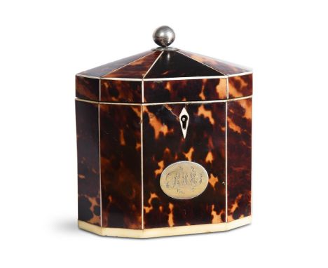 Y A GEORGE III TORTOISESHELL OCTAGONAL TEA CADDY CIRCA 1780-1800 With silver coloured ball finial and engraved plaque to fron