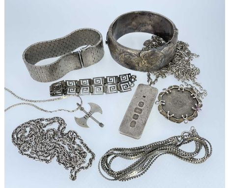ASSORTED SILVER JEWELLERY, including 1977 silver Jubilee ingot pendant on chain, double axe pendant on chain, 1973 50pence in