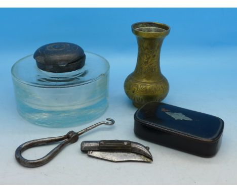 A Victorian papier mache snuff box, an inkwell, lid a/f, button hook, small pen knife and brass vase