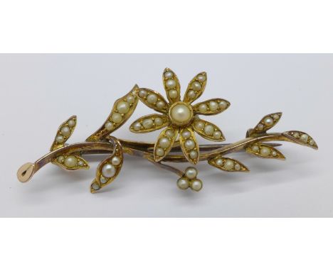 A Victorian 9ct gold and pearl brooch, 4.7g