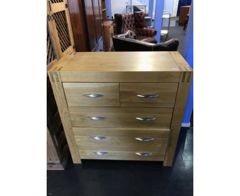 A modern light oak chest of drawers, 95cm wide