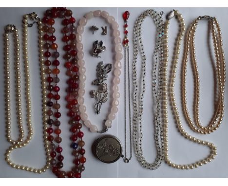 A quantity of vintage costume jewellery to include Pompadour simulated pearls and 3 others, brooches, a silver pendant in the