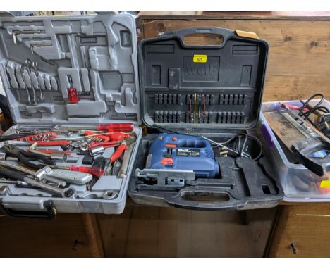 A mixed lot of power and other tools and accessories to include a Wolf electric jig saw 65mm model JSV710, a baby vice, an an