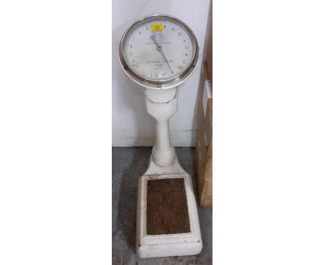 A 1930s Pharmacy scales, Salters Albion model Location: 