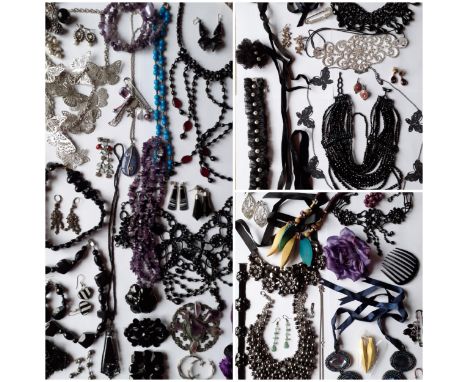 Mixed 20th Century costume jewellery to include vintage black faceted glass brooches, an amethyst chip necklace and bracelet,