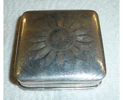Silver snuff box with bright cut engraving to the lid