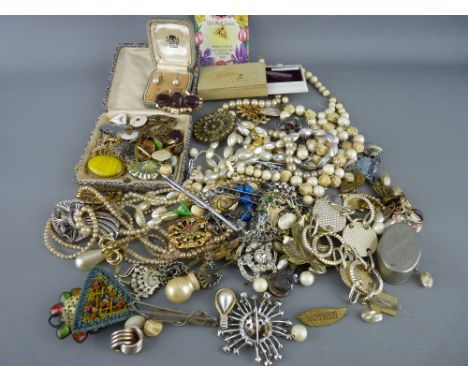 Good box of Victorian and other jewellery and collectables including a boxed sterling silver Stratton tie clip, Victorian bro