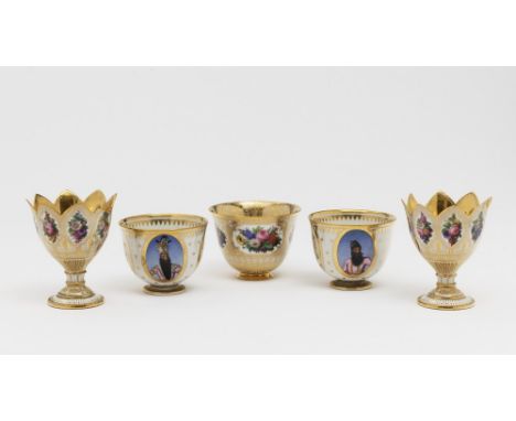 Drei BecherSèvres, 2. Viertel 19. Jh. Porzellan. Goldstaffage. Becher- bzw. gezackte Kelchform. Reicher ornamentaler Golddeko