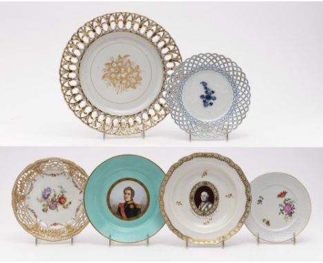 Zwei Teller mit PorträtmedaillonsWien bzw. Sèvres, 1788 bzw. 1855 Porzellan. Farb- und Goldstaffage. Im Spiegel Herrenporträt