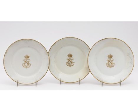 Sechs TellerSèvres, 1857 - 1870 Porzellan. Goldrand. Im Spiegel Monogramm Kaiser Napoleons III. in Gold. Marken. Tlw. best. u