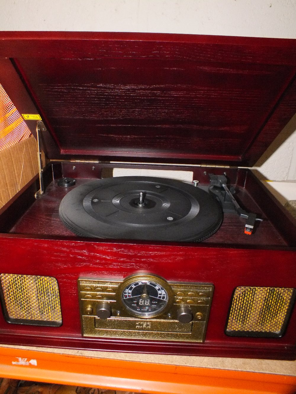 A RECORD PLAYER / CD RADIO COMBO