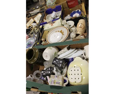 TWO TRAYS OF CERAMICS TO INC POOLE, WEDGWOOD, ROYAL DOULTON ETC