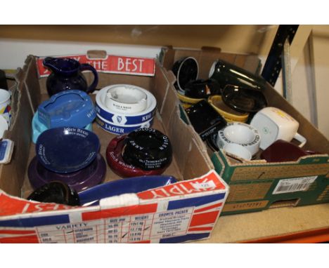 TWO TRAYS OF PUB RELATED ASH TRAYS & JUGS TO INC JOHN BEGG SCOTCH WHISKY, PICON PICON, BLACK & WHITE WHISKY ETC