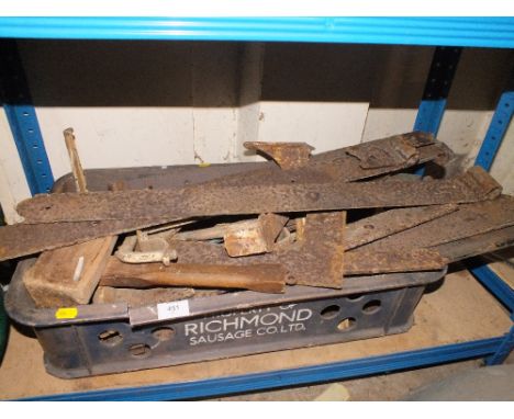 A TRAY OF VINTAGE GATE HINGES