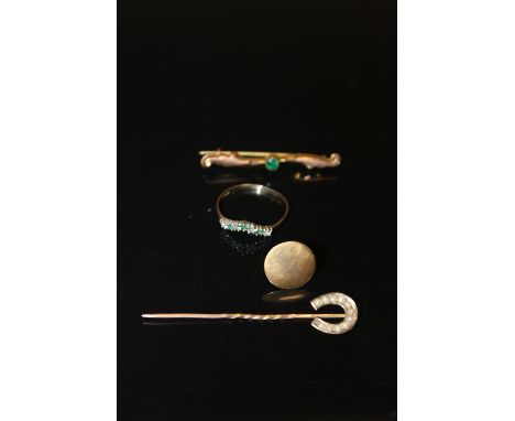 A SELECTION OF 9CT GOLD ITEMS CONSISTING OF A RING, BROOCH, STICK PIN AND A BUTTON  (4)