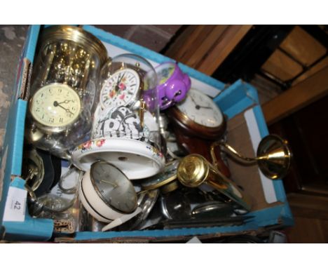 A TRAY OF METALWARE & CLOCKS TO INC A BANKERS LAMP