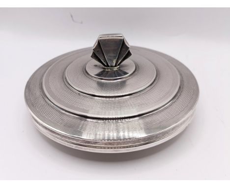 An Art Deco silver compact, Birmingham 1933, 10 cm diameter