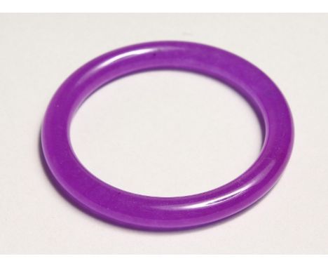 A LAVENDER JADE BANGLE