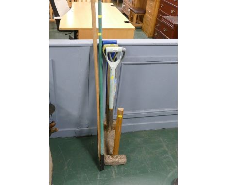Garden tools, hoes, shovels etc 