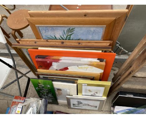 AN ASSORTMENT OF FRAMED PRINTS AND PICTURES 
