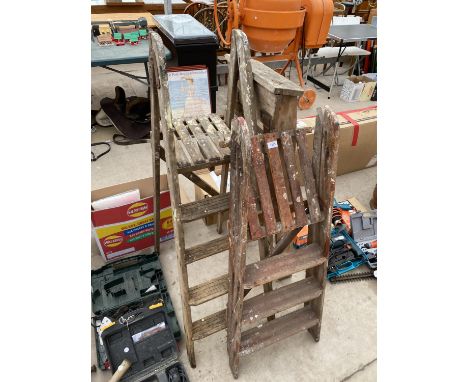 THREE VINTAGE WOODEN STEP LADDERS TO INCLUDE A THREE RUNG AND TWO FOUR RUNGS 