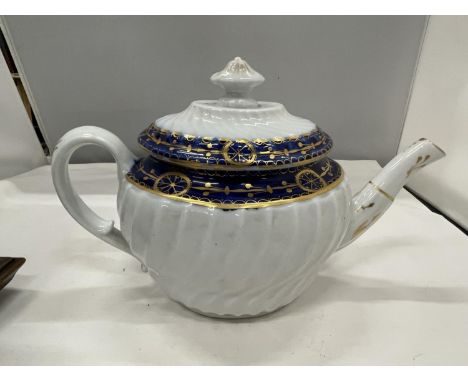 AN ANTIQUE DR WALL PERIOD WORCSTER PORCELAIN TEAPOT 18TH/19TH CENTURY OF TAPERED FLUTED SHAPE WITH BALUSTER FINIAL LID DECORA