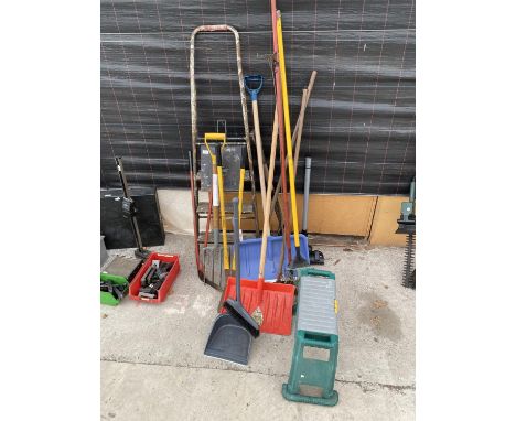 AN ASSORTMENT OF GARDEN TOOLS TO INCLUDE SHEARS, FORKS AND A STEP LADDER ETC 