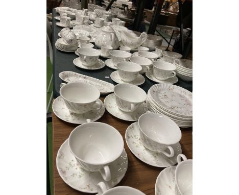 A LARGE AMOUNT OF WEDGWOOD 'CAMPION' TABLEWARE TO INCLUDE VARIOUS SIZED PLATES, BOWLS, TUREENS, CUPS, SAUCERS, SOUP COUPES AN